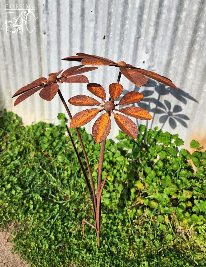 Triple Flowers Rusty Garden Stake  |  Metal Flowers Garden Stakes Garden Stakes